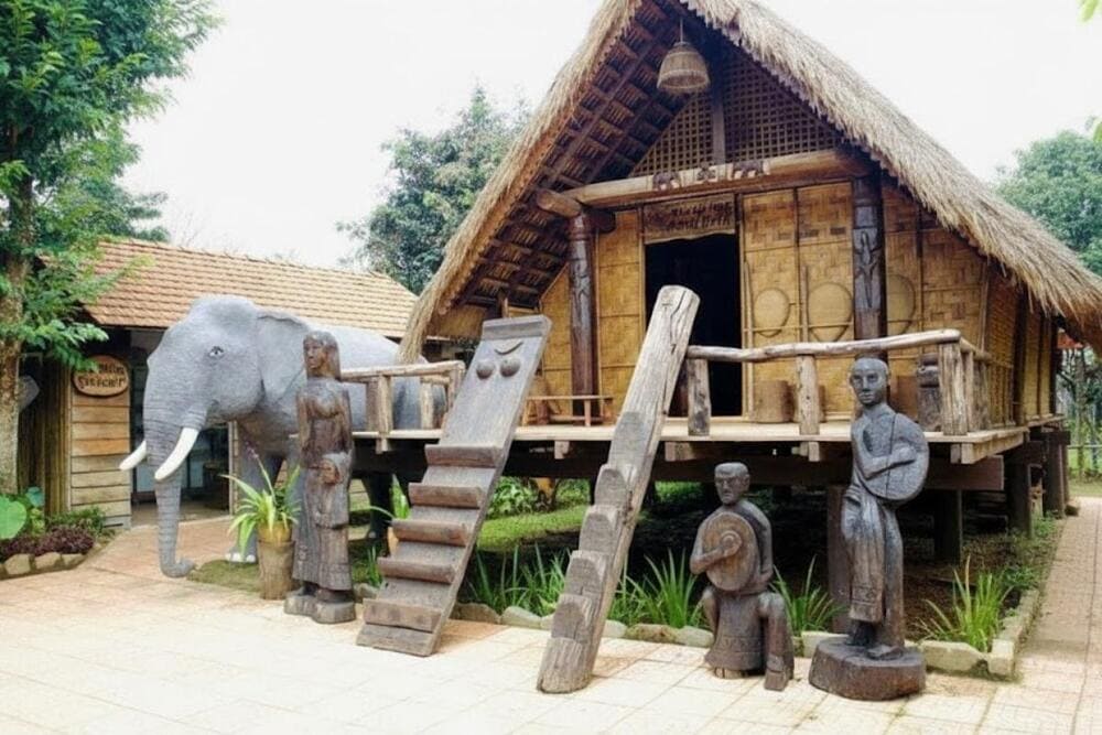 Buôn Ako Dhong nổi bật với những dãy nhà dài Ê Đê cổ kính, không gian yên bình